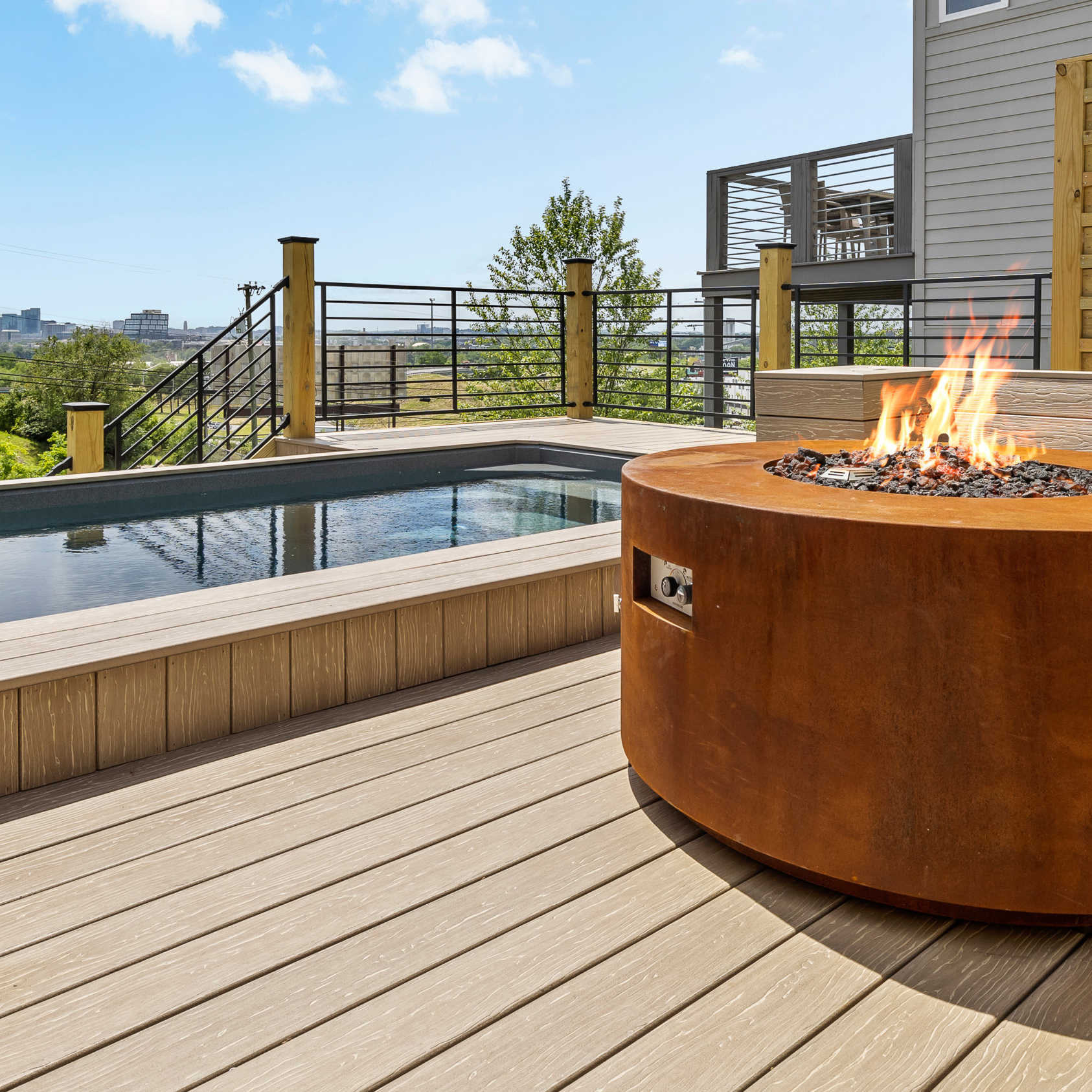 Horizontal Steel Railing on Duplex Decks Opens up Nashville Views Case Study