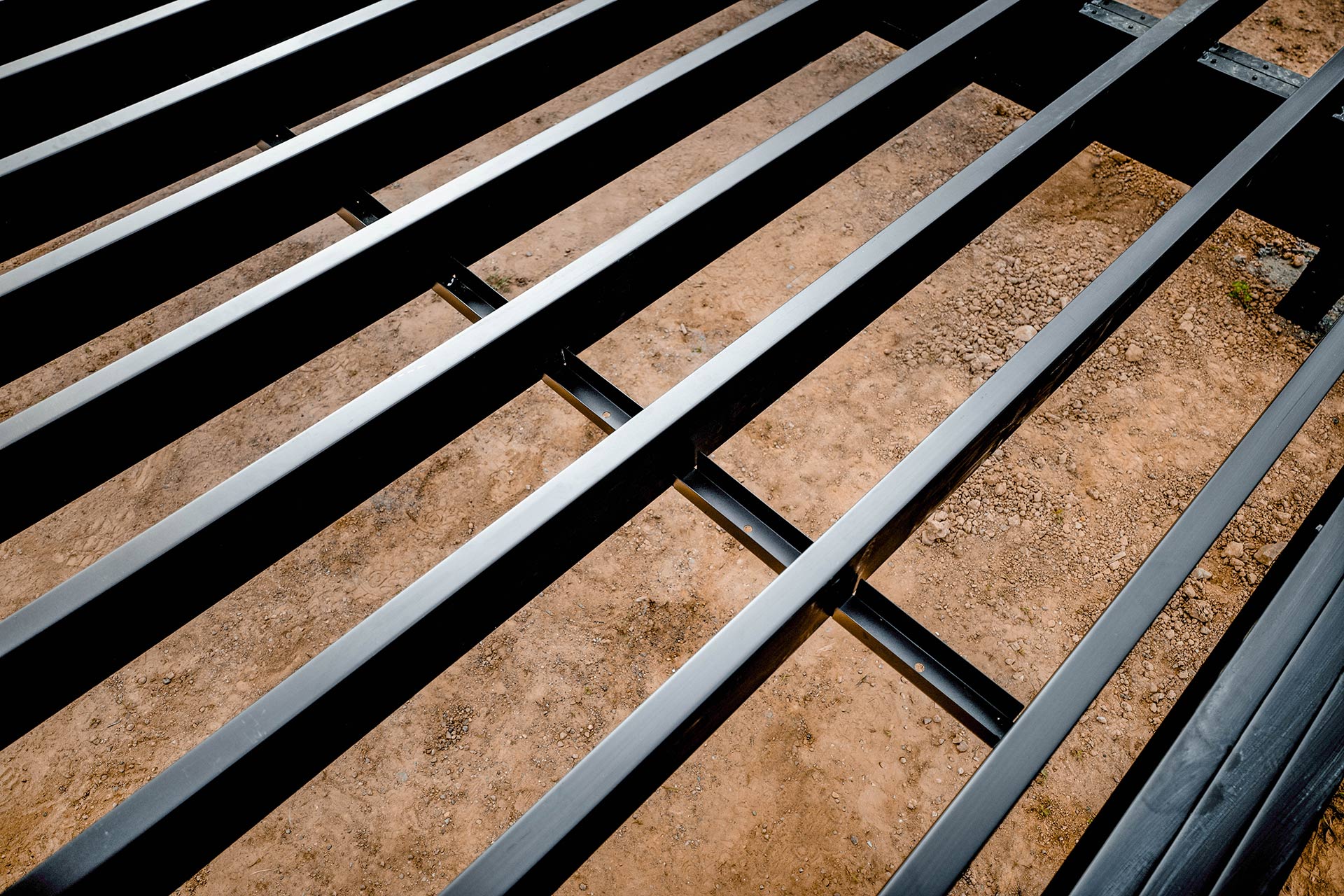 Overview of steel deck frame spanning long distances.