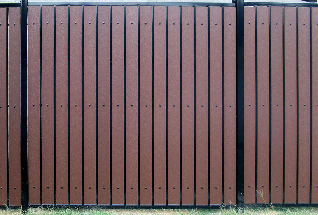 Composite privacy fencing with steel posts